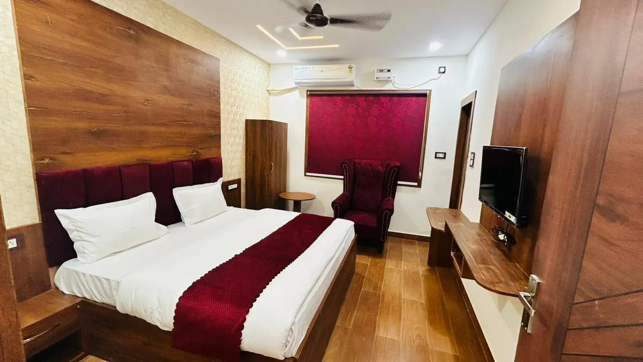 Clean And Spacious Guest Room In Chitrakoot - Yatra Service