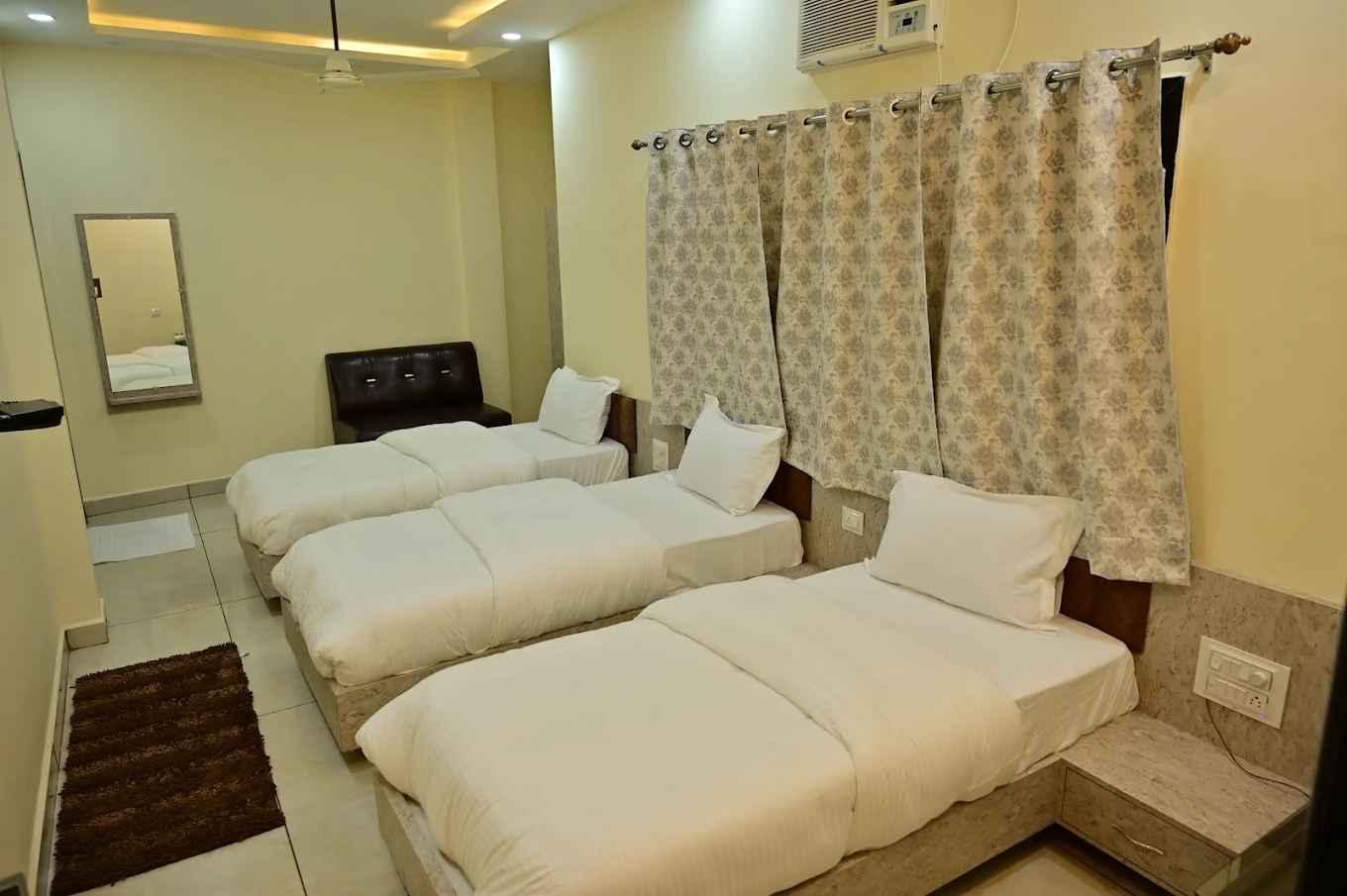 Deluxe Ac Room At Raghuveer Hotel In Chitrakoot - Yatra Service