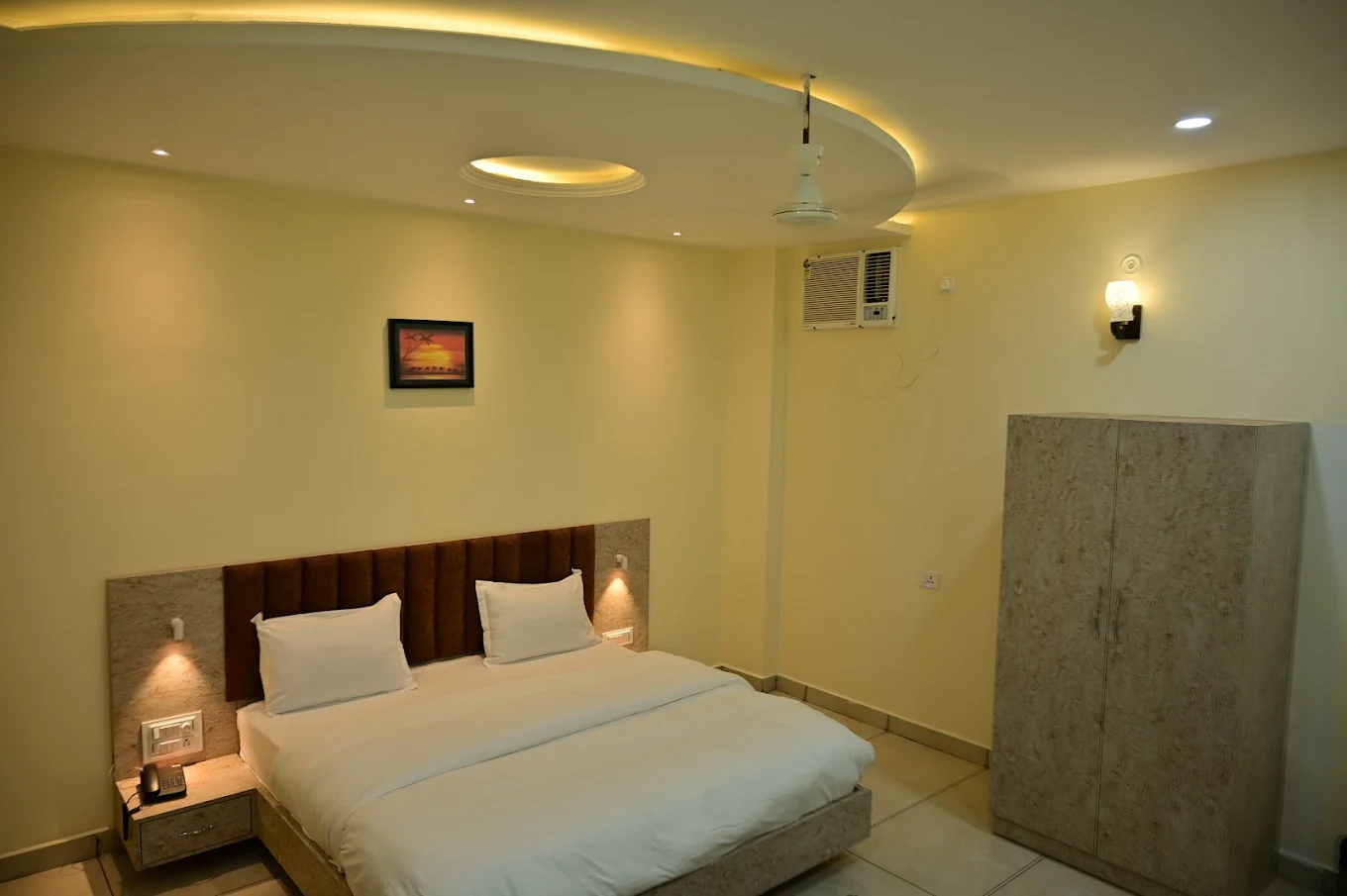 Double Bed Room Interior At Raghuveer Hotel - Yatra Service