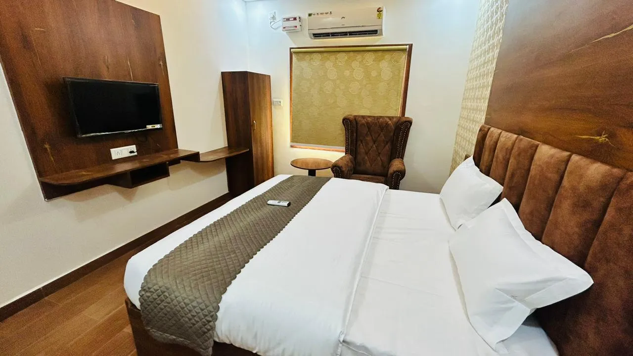 Elegant Bedroom With Led Tv At Rao Resort - Yatra Service