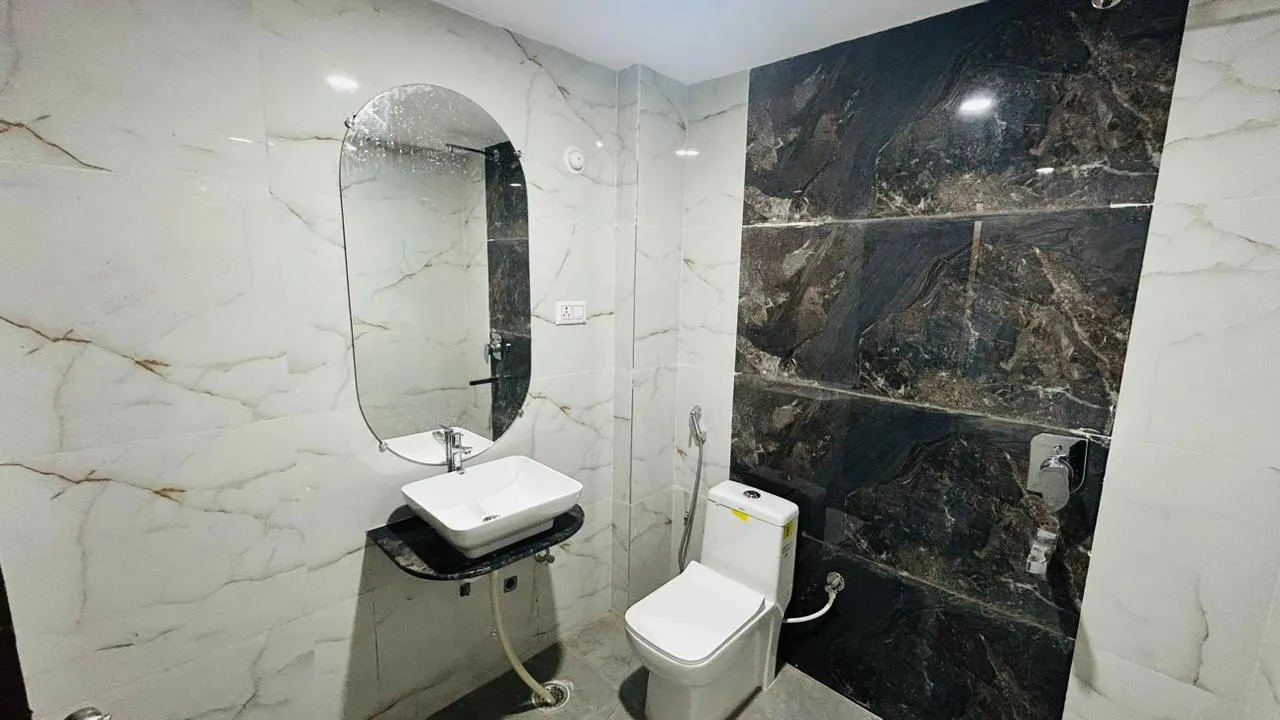 Hotel Bathroom With Marble Interior - Yatra Service