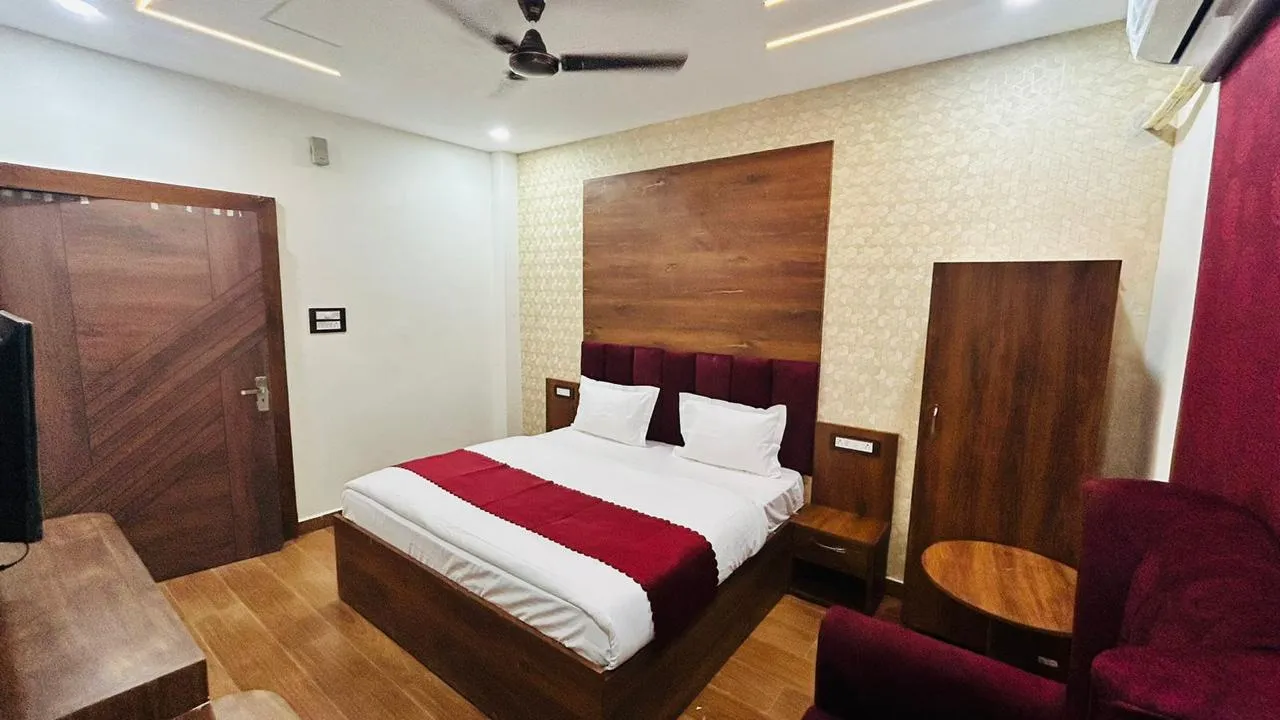 Modern Double Bed Room At Rao Resort - Yatra Service