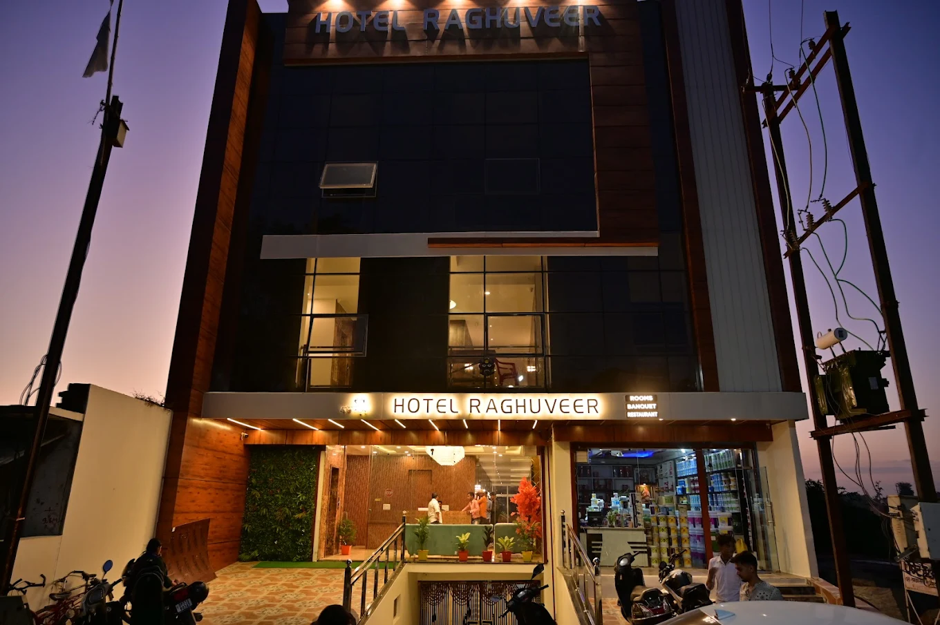 Night View Of Hotel Raghuveer Building - Yatra Service