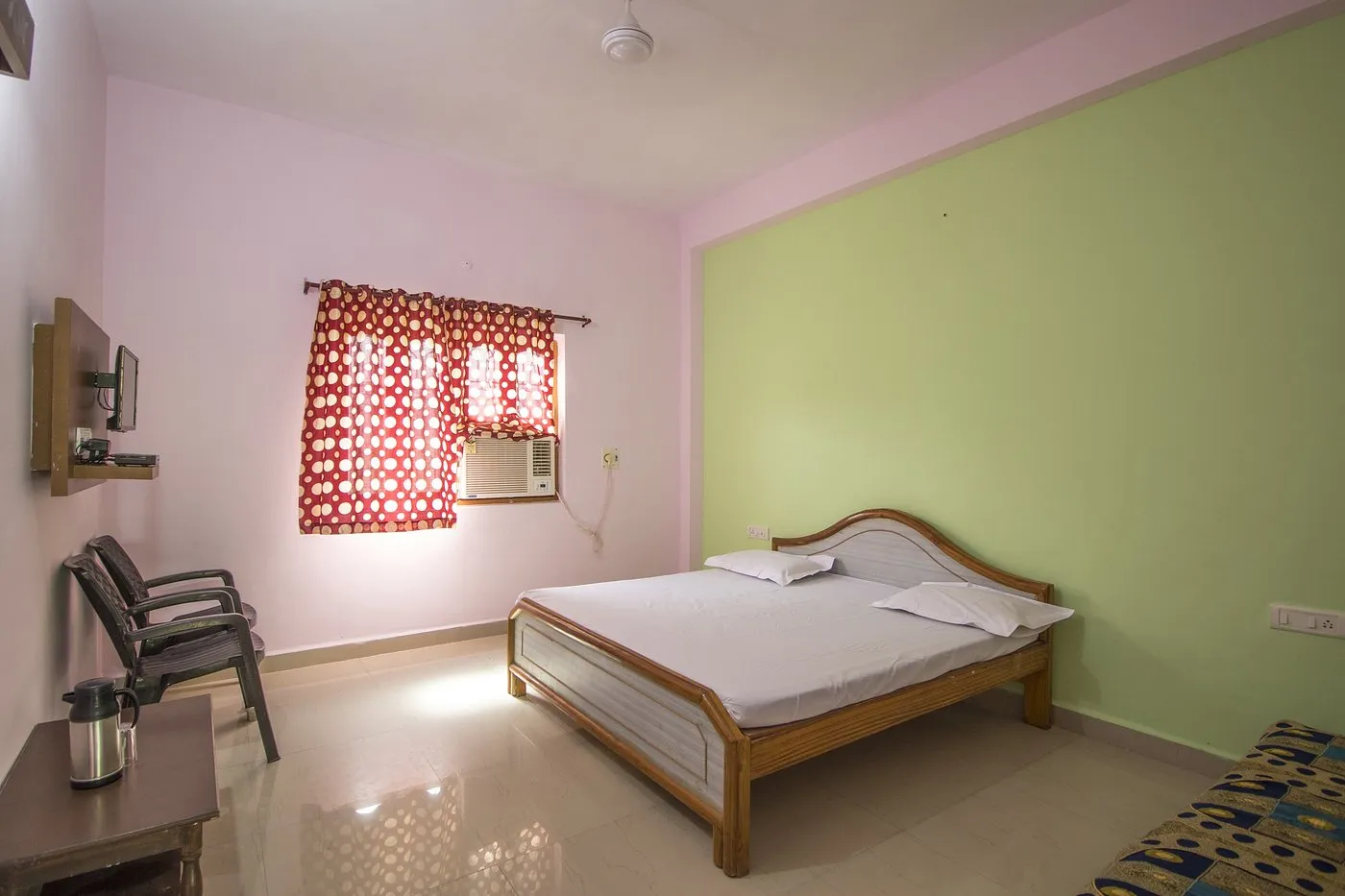 Simple And Clean Guest Room At Aashirwad Guest House - Yatra Service