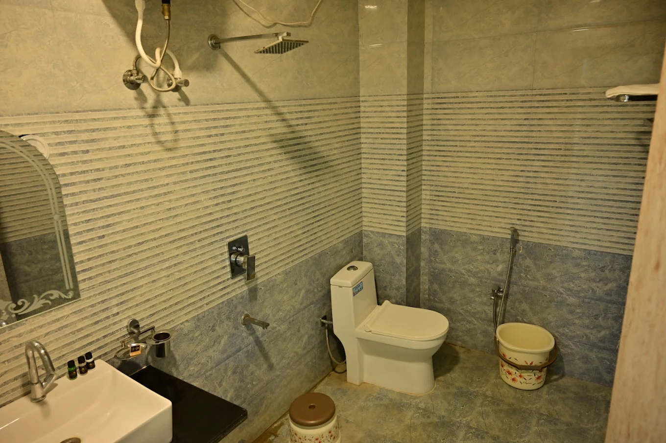 Western Toilet Bathroom In Hotel Raghuveer - Yatra Service