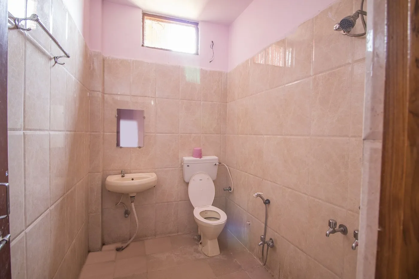 Western Toilet Washroom In Chitrakoot Guest House - Yatra Service